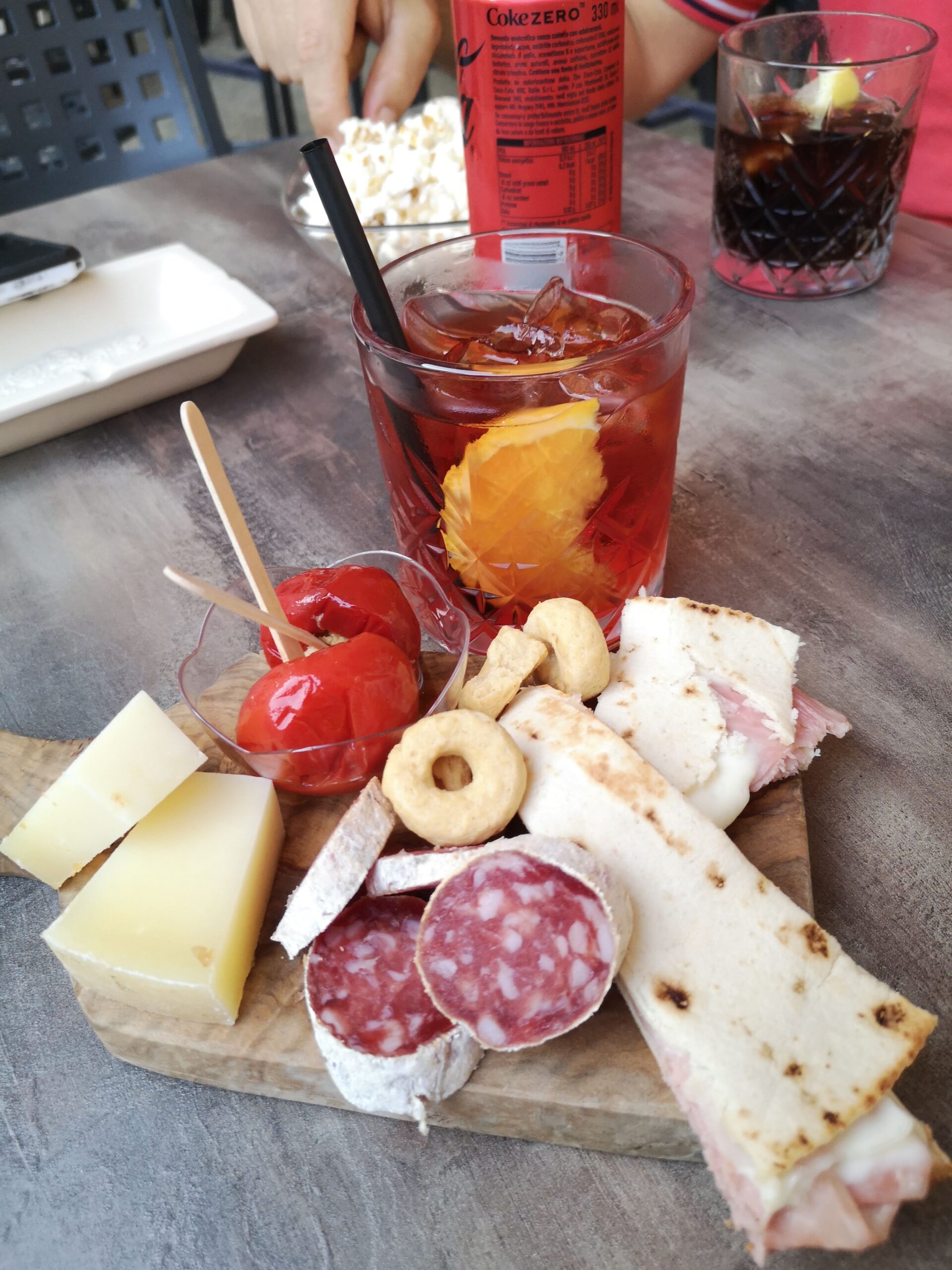 Aufgeschnittener Parmaschinken bei einer Gourmet-Verkostung in der Emilia-Romagna