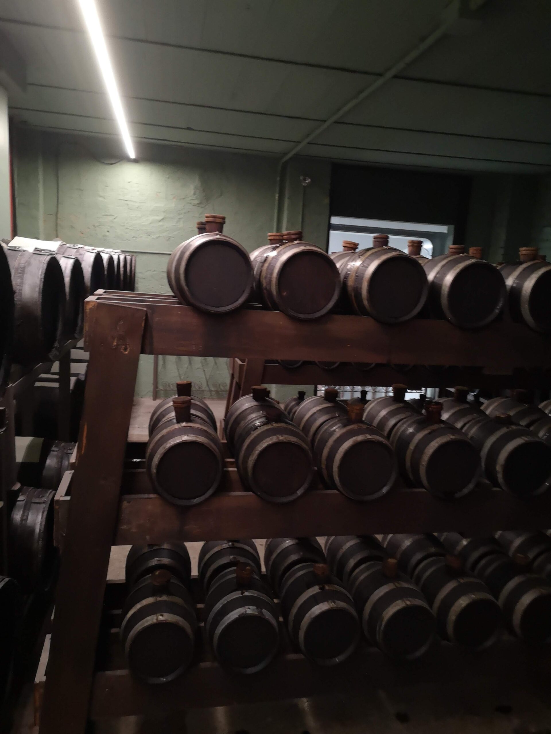 Traditionelle Balsamico-Essig Fässer in einer Acetaia in der Emilia-Romagna