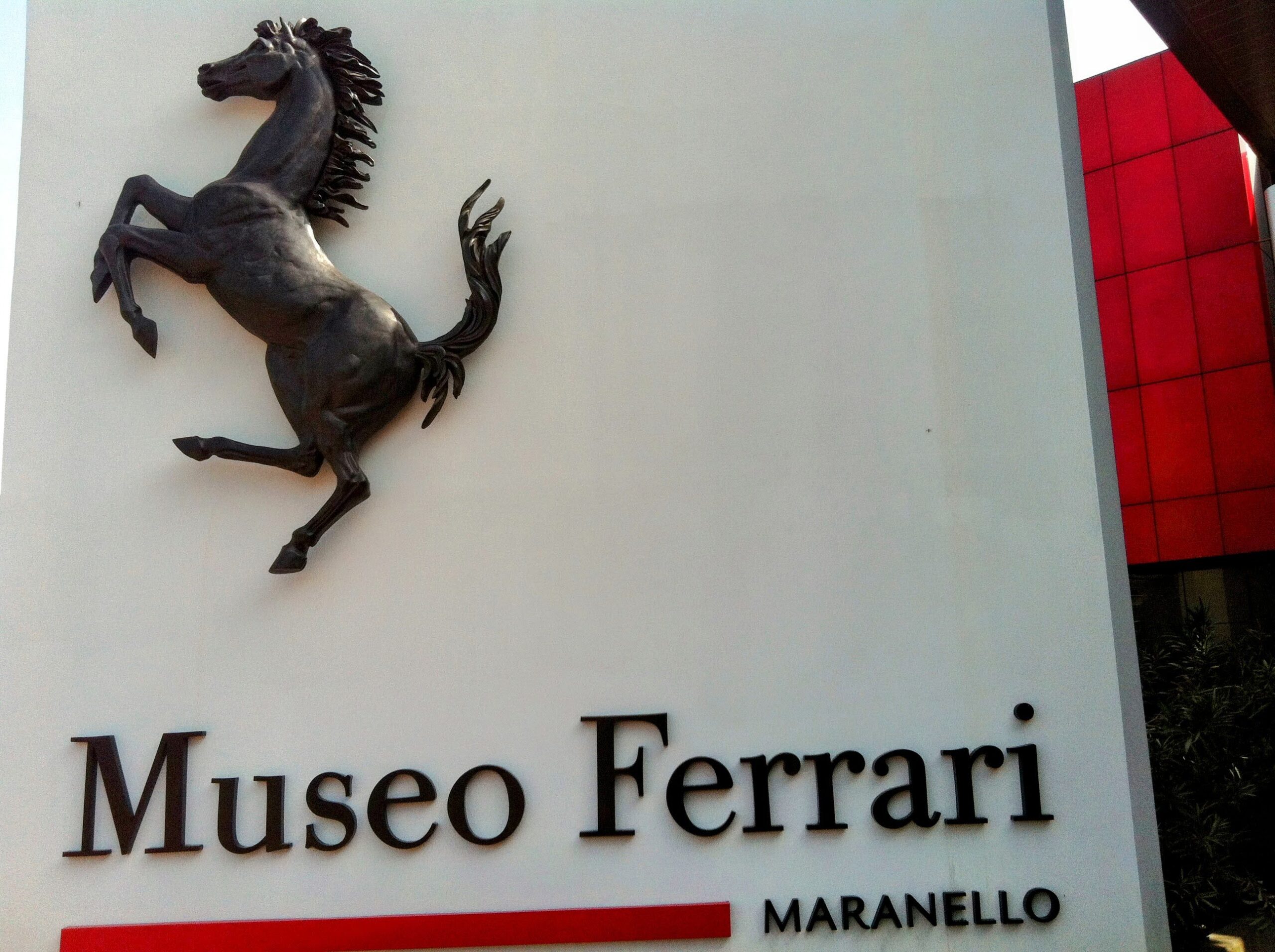 Museo Ferrari Eingang in Maranello — Prancing Horse Logo am Eingang des Ferrari Museums